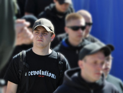 „Revolution since 1933“ - Michael Brück beim Naziaufmarsch am 9.4.2011 in Stolberg
