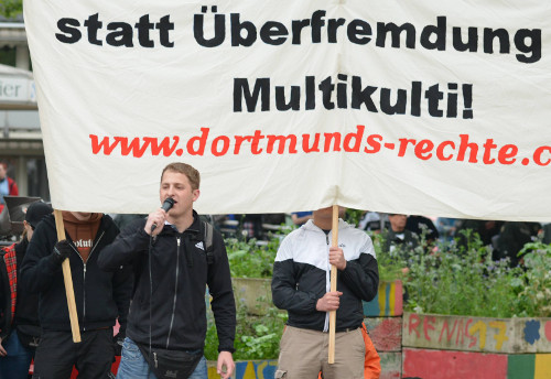 Michael Brück als Redner auf einer Kundgebung der Dortmunder Nazis am 30. April 2014 (Bildquelle: LFA)